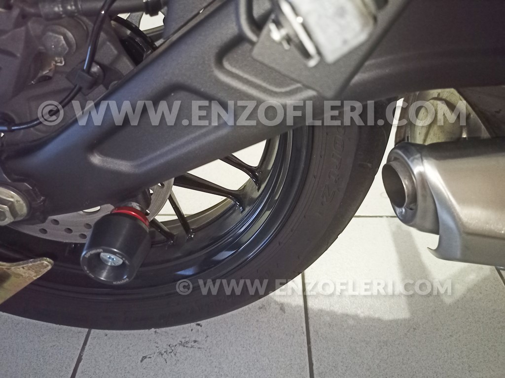 Kawasaki Z650RS - Montaggio nottolini Evotech Kawasaki Z650RS